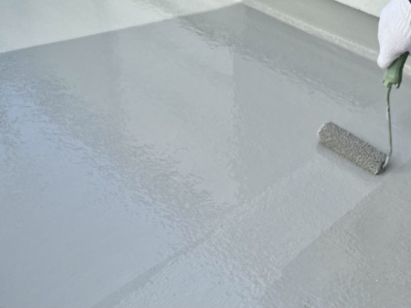 FRP防水の施工風景・ローラーでの塗布