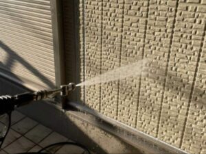 外壁を高圧洗浄機で綺麗に洗っている様子