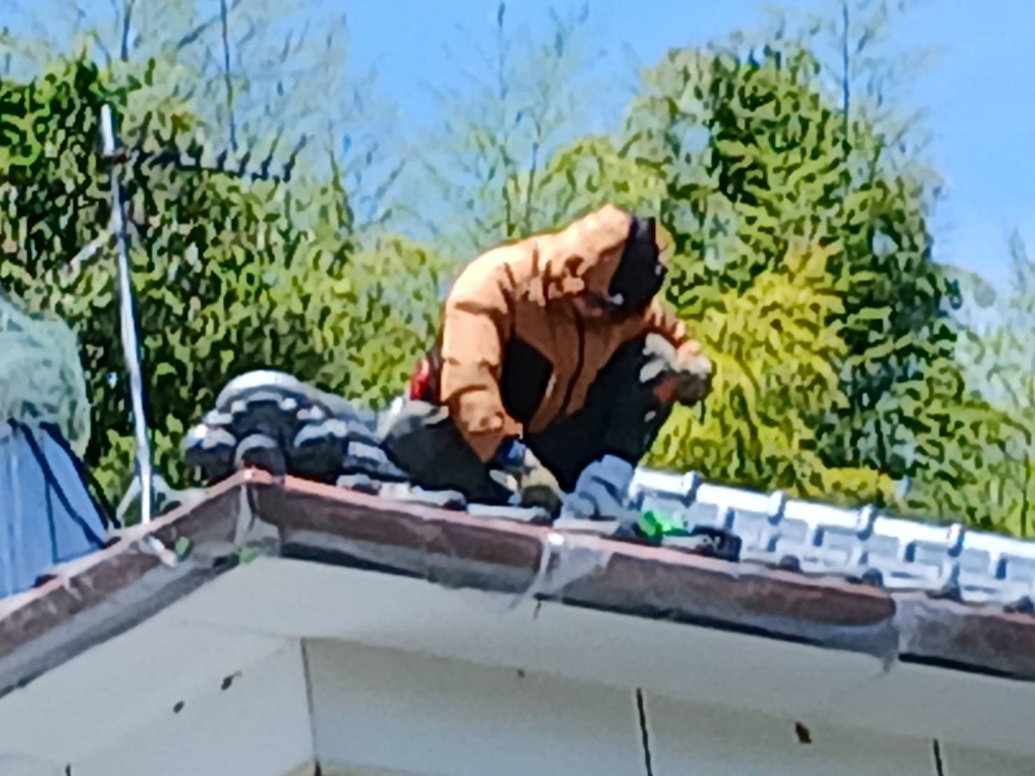 長崎市Y様邸で職人が屋根の補修作業を行っている様子