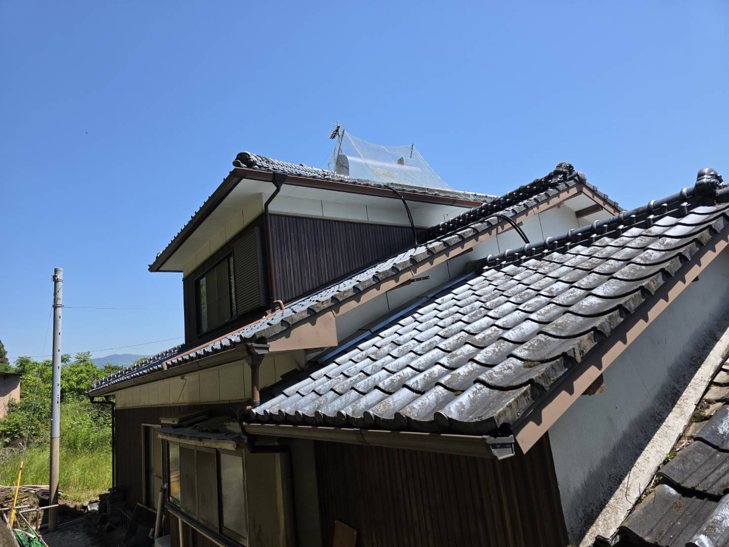 長崎市Y様邸で屋根塗装前の状態を確認した様子